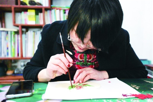 刘艳正在进行叶雕制作